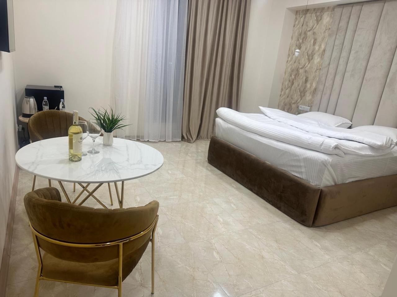 Lux Plaza Hotel P'arak'ar Exterior foto